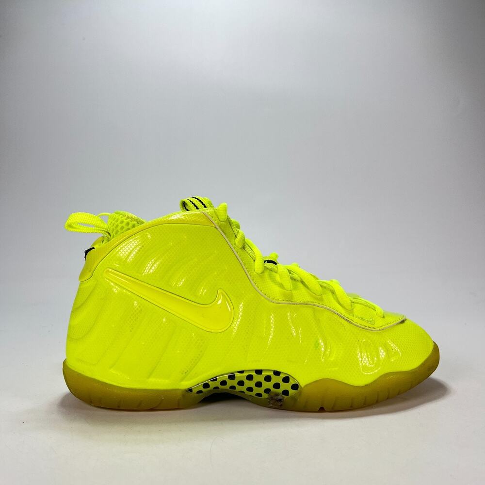 Nike Air Foamposite Pro Volt Neon Yellow Sneakers 843755-702 Youth Size 2.5Y